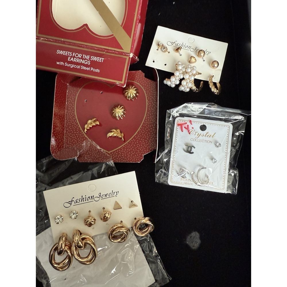 14 Pair Lot Of Costume Jewelry dangle And Stud earrings 15 Pair. 4083